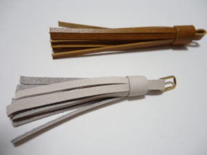 レザークラフトのハギレでタッセルを作ってみました