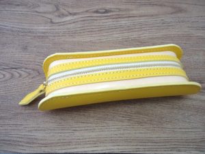レザークラフトの作品　ティーポのイエローを使ったデブペン型のペンケース