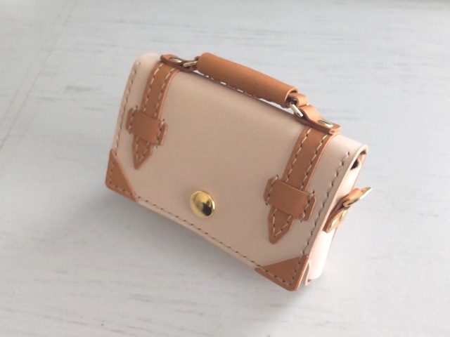 バッグ風名刺ケースの完成画像。斜め横から