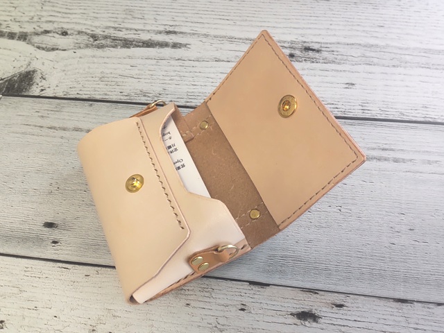 バッグ風名刺入れのフラップを挙げたところ