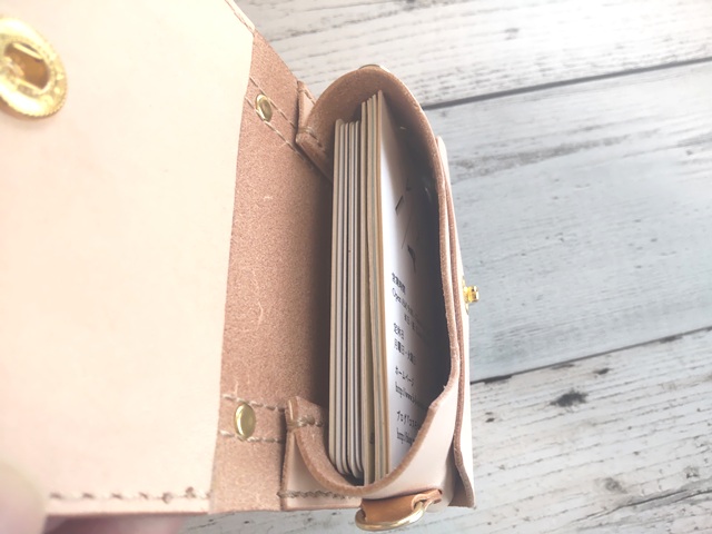 バッグ風名刺入れに名刺とカードを入れたところ