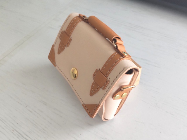 バッグ風名刺入れの斜め横からの画像